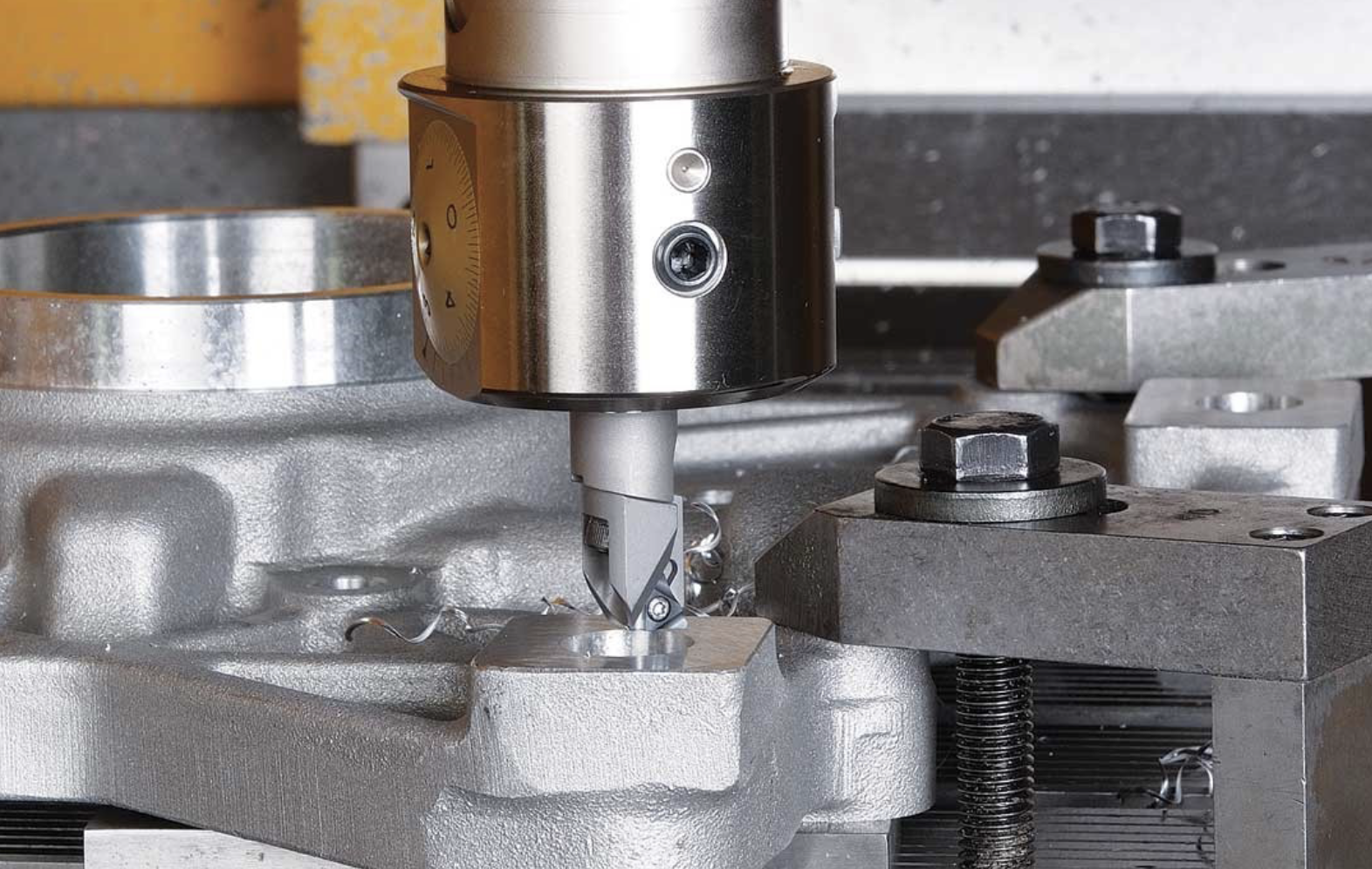 Higher rigidity, and therefore better cutting performance, can be achieved by keeping tool assemblies as short as possible. KAISER fine boring heads with centric boring bars offer variable tool length adjustment, offering the shortest and most rigid tool assembly.
